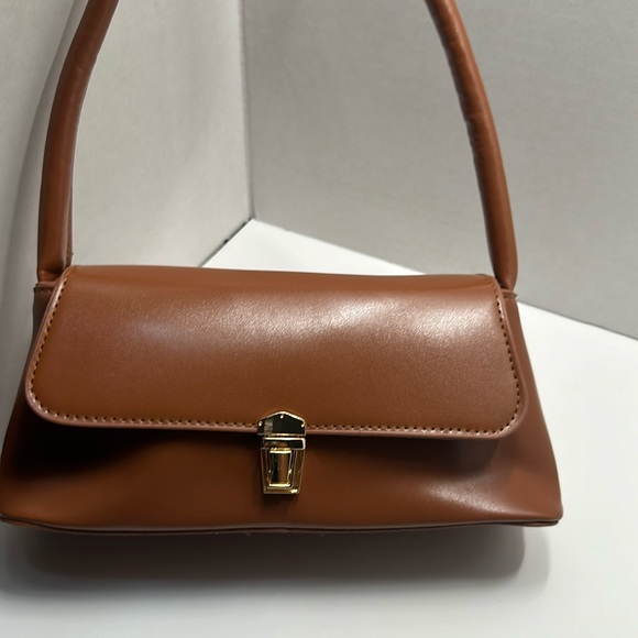 Classic and chic, this light brown baguette bag - Picture 2 of 12